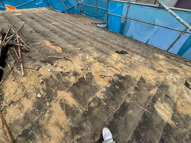 劣化した防水紙の表面